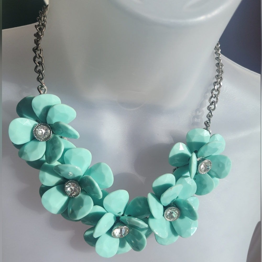 Vintage Floral Necklace - Picture 5 of 10